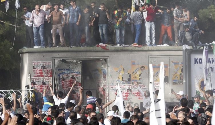 Δείτε εικόνες από την έκρηξη στη συγκέντρωση του HDP