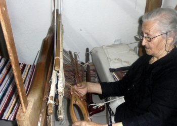 Η 85χρονη κυρα-Βαγγελιώ της Όσσας δίνει ζωή με έναν αργαλειό
