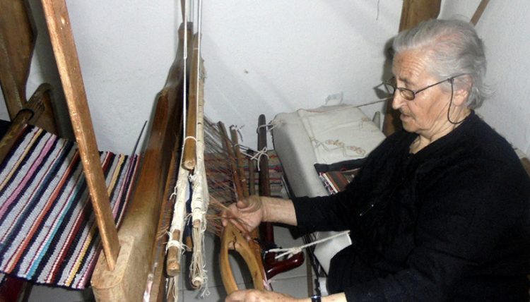 Η 85χρονη κυρα-Βαγγελιώ της Όσσας δίνει ζωή με έναν αργαλειό