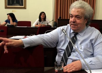 Διεκόπη η κατάθεση Κοντοπυράκη στην Εξεταστική για το Μνημόνιο