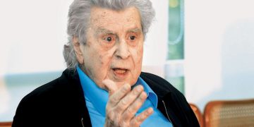 Εξιτήριο από το νοσοκομείο πήρε ο Μίκης Θεοδωράκης