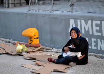 Μυτιλήνη: Ιστορίες και φωτογραφίες προσφυγιάς στο λιμάνι του νησιού