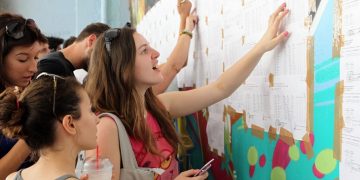Πανελλήνιες 2015: Αναμένεται πτώση των βάσεων στις μεσαίες και υψηλόβαθμες σχολές