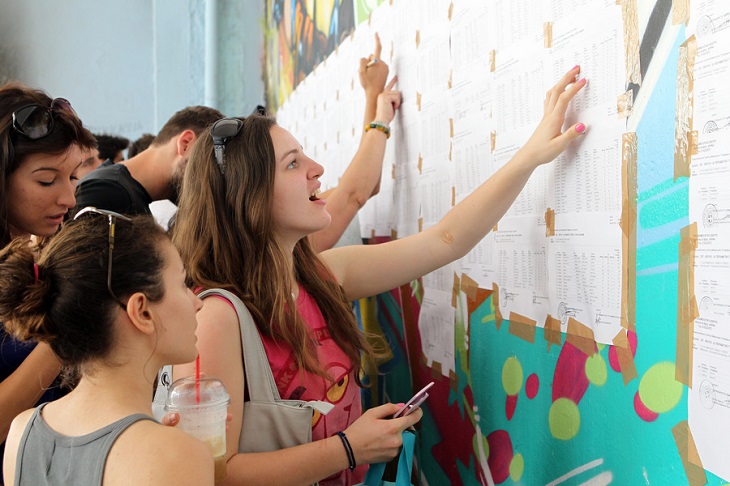 Πανελλήνιες 2015: Αναμένεται πτώση των βάσεων στις μεσαίες και υψηλόβαθμες σχολές