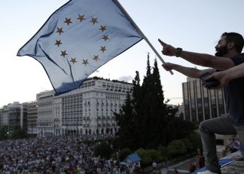 Χιλιάδες Έλληνες διαδήλωσαν στο Σύνταγμα υπέρ του ευρώ (φωτο)