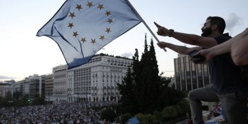 Χιλιάδες Έλληνες διαδήλωσαν στο Σύνταγμα υπέρ του ευρώ (φωτο)