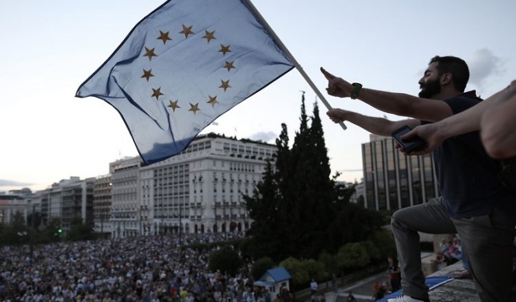 Χιλιάδες Έλληνες διαδήλωσαν στο Σύνταγμα υπέρ του ευρώ (φωτο)