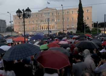 Ηχηρό μήνυμα υπέρ του «Ναι» από χιλιάδες πολίτες στο Σύνταγμα (φωτο)