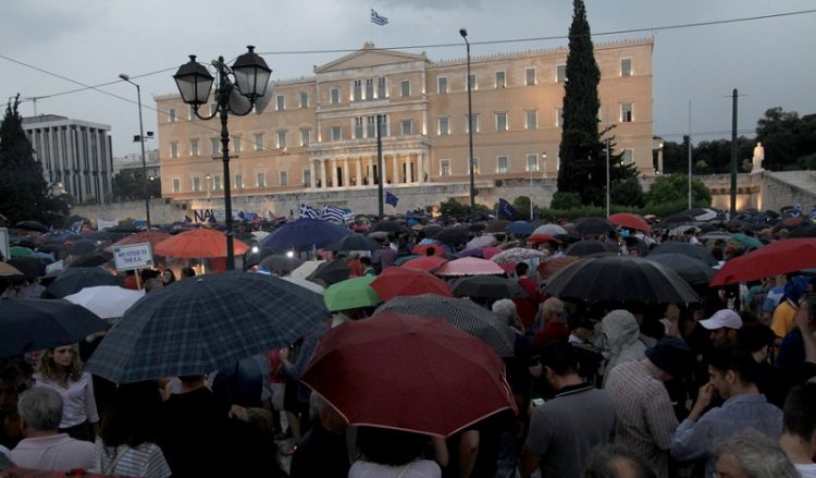 Ηχηρό μήνυμα υπέρ του «Ναι» από χιλιάδες πολίτες στο Σύνταγμα (φωτο)