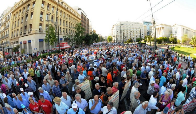 Συνταξιούχοι και ΠΑΜΕ διαδήλωσαν στο Σύνταγμα