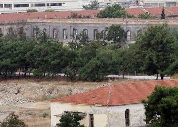 Κλοπές και δολιοφθορές στα πρώην στρατόπεδα Καρατάσιου και  Παύλου Μελά