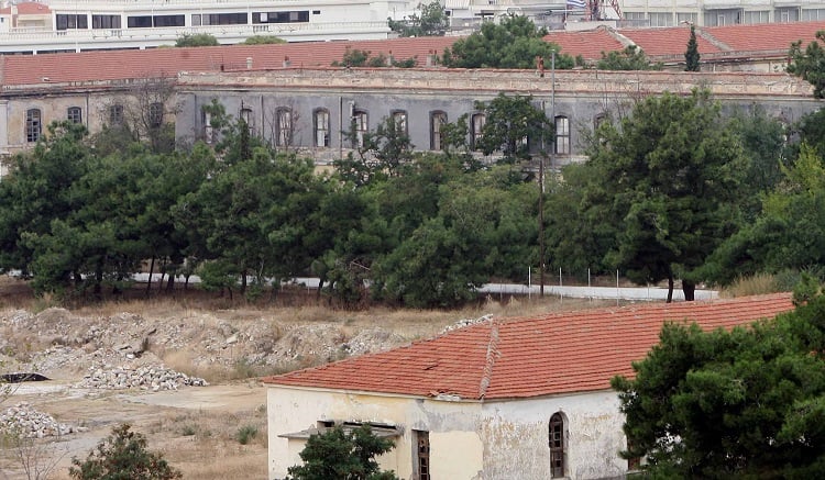 Κλοπές και δολιοφθορές στα πρώην στρατόπεδα Καρατάσιου και  Παύλου Μελά