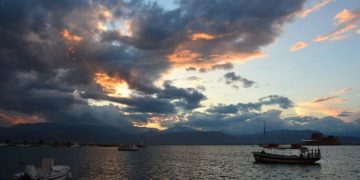Άστατος καιρός με μπόρες και καταιγίδες την Τρίτη