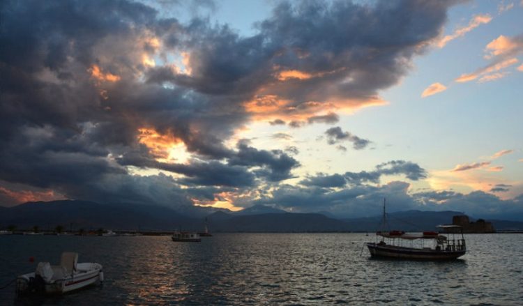 Άστατος καιρός με μπόρες και καταιγίδες την Τρίτη