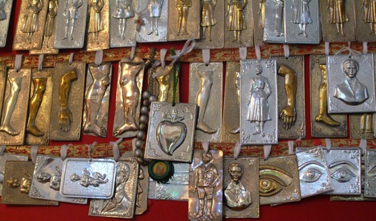Έκλεψαν τάματα από εκκλησία