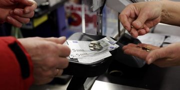 Διάταξη – βόμβα: Θα υποθηκεύονται τα σπίτια  των οφειλετών στα Ταμεία