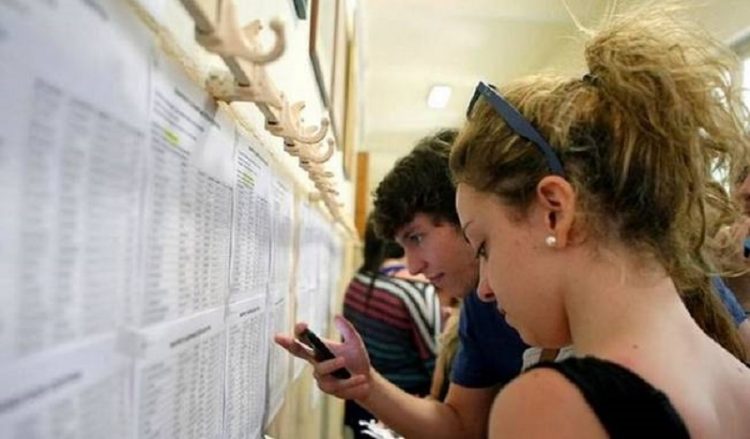 Πανελλήνιες 2015: Ανακοινώνονται σε λίγες ώρες οι βαθμοί των υποψηφίων