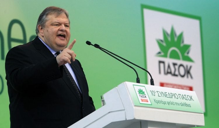 Βενιζέλος: Σας παραδίδω την εντολή της ηγεσίας του ΠΑΣΟΚ, να την τιμήσετε