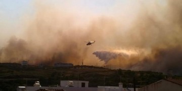 Ανεξέλεγκτη η φωτιά στη Νεάπολη Λακωνίας – Εκκενώθηκαν χωριά και παιδική κατασκήνωση