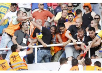 Ένταση και επεισόδια στα Σκόπια με οπαδούς του ΑΠΟΕΛ