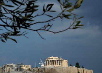 Έκκληση διεθνών προσωπικοτήτων: Στηρίξτε την Ελλάδα που αντιστέκεται, κάντε τις διακοπές σας εκεί