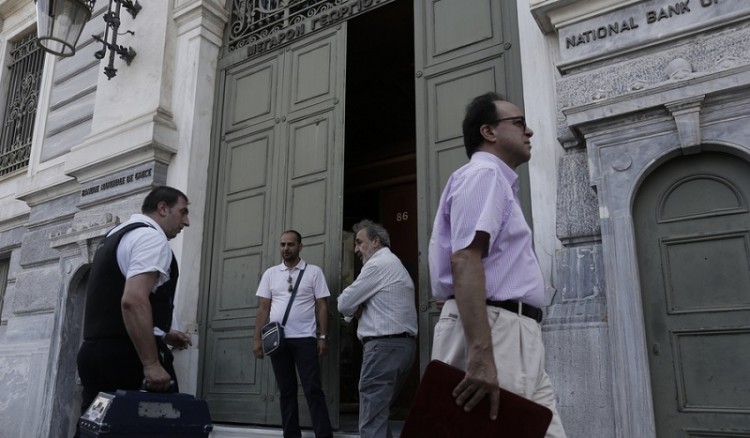 Καταθέσεις και στα γκισέ μελετά η κυβέρνηση