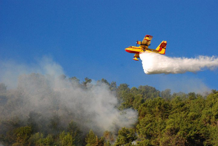 Μεγάλη πυρκαγιά στην Κέρκυρα – Εκκενώθηκε το χωριό Ραχτάδες