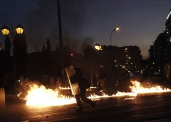 Επεισόδια στο Σύνταγμα: Σπασμένες βιτρίνες και ATM, μολότοφ σε βαν του ANT1 (φωτο)