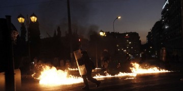 Επεισόδια στο Σύνταγμα: Σπασμένες βιτρίνες και ATM, μολότοφ σε βαν του ANT1 (φωτο)