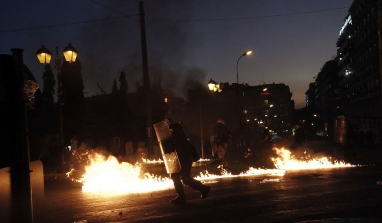 Επεισόδια στο Σύνταγμα: Σπασμένες βιτρίνες και ATM, μολότοφ σε βαν του ANT1 (φωτο)
