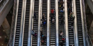 Μητέρα σκοτώθηκε σε κυλιόμενες σκάλες στην Κίνα (βίντεο)