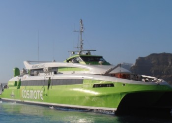 Tο Flying Cat 4 προσάραξε στα βράχια της Τήνου λόγω ομίχλης