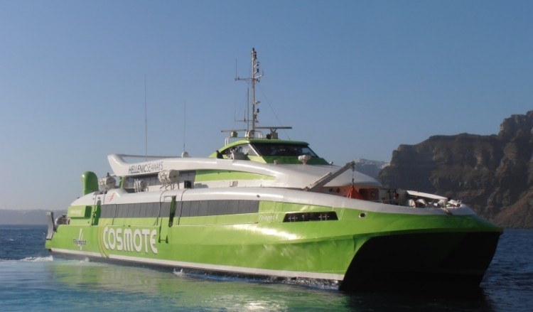 Tο Flying Cat 4 προσάραξε στα βράχια της Τήνου λόγω ομίχλης