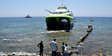 Έρευνα από δύτες στα ύφαλα του Flying Cat 4