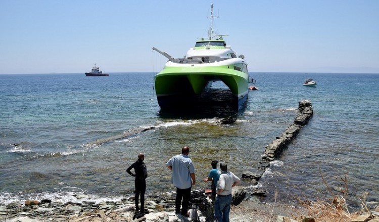 Έρευνα από δύτες στα ύφαλα του Flying Cat 4