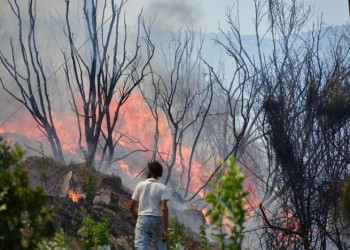 Μαίνεται η φωτιά στις Κεχριές Κορινθίας
