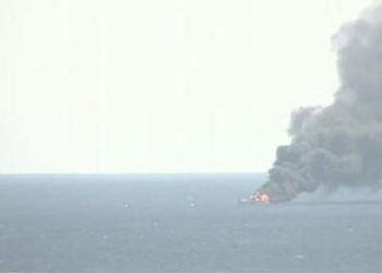 Καίγεται 25μετρο γιοτ ανοιχτά του Πειραιά