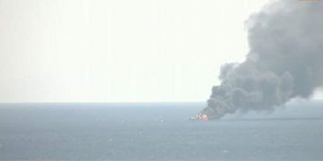 Καίγεται 25μετρο γιοτ ανοιχτά του Πειραιά