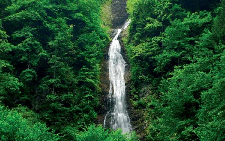 Βόλτα με άλογο στον «καταρράκτη-σύννεφο», στο Ριζαίο του Πόντου (βίντεο-φωτο)