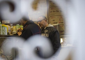 Η μαφία πληρώνει με το ζόρι το λογαριασμό