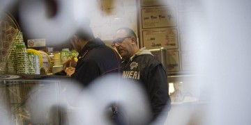 Η μαφία πληρώνει με το ζόρι το λογαριασμό