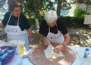 Οι νέοι του 17ου Συναπαντήματος έμαθαν να μαγειρεύουν ποντιακά (βίντεο)