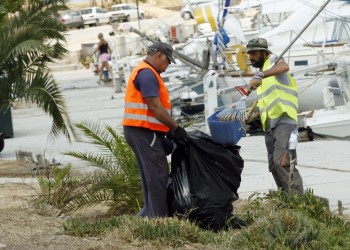Καθαρίστηκαν οι πέντε ακτές της Γλυφάδας (φωτο)