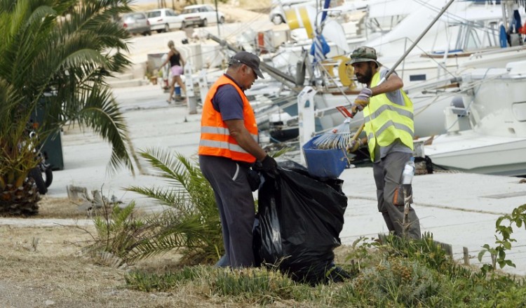 Καθαρίστηκαν οι πέντε ακτές της Γλυφάδας (φωτο)
