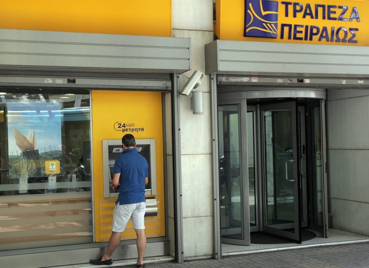 Καταθέσεις και πληρωμές λογαριασμών σε ΕΤΕ και Πειραιώς