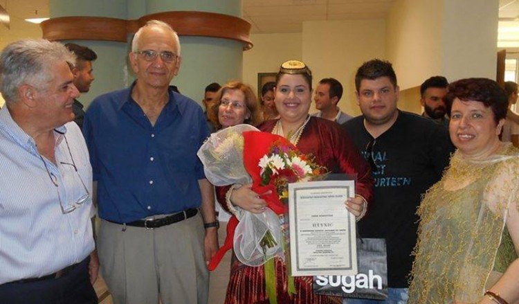 Παρέλαβε το πτυχίο της φορώντας τη φορεσιά του Πόντου! (φωτο)