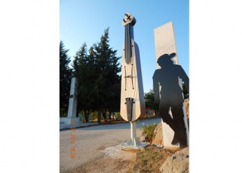 Μια ποντιακή λύρα - γίγας κοσμεί τα Πεύκα Αλεξανδρούπολης!