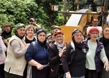 Πολίτες σταμάτησαν την κατασκευή δρόμου στη Ριζούντα του Πόντου (φωτο)