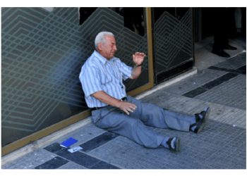 Ομογενής έρχεται να στηρίξει τον συνταξιούχο που «λύγισε» έξω από την τράπεζα