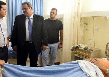 Επίσκεψη Τσίπρα - Καμμένου στους πιλότους του Canadair